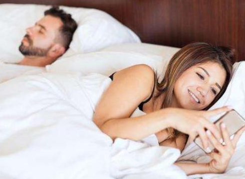 其实婚外的爱情一辈子都有以下三种痛苦相伴
